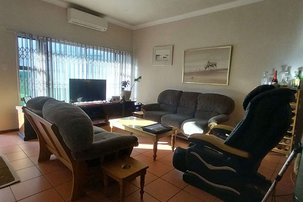 Elegant and fully furnished, this ground floor - Photo 4