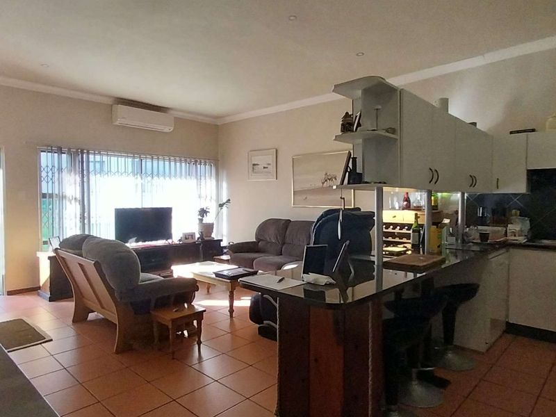 Elegant and fully furnished, this ground floor - Photo 3