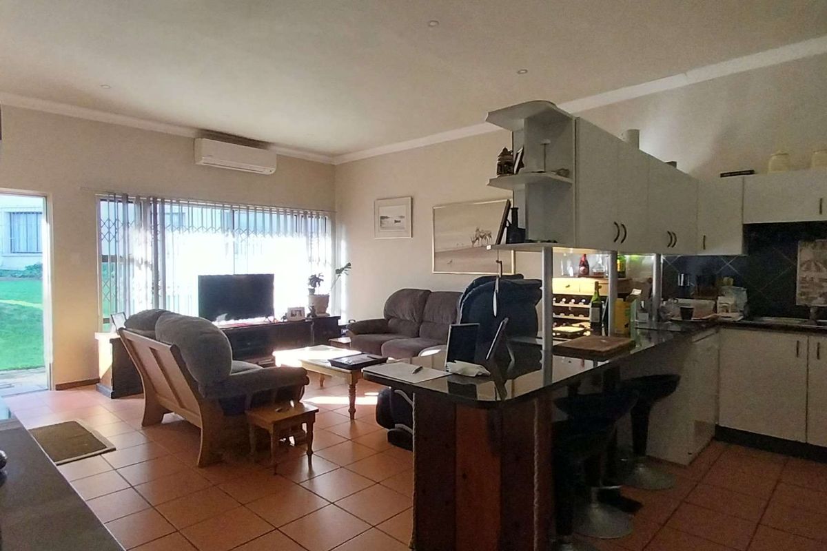 Elegant and fully furnished, this ground floor - Photo 3