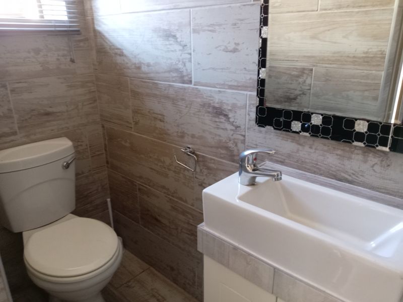 Stunning semi furnished flatlet to rent in South Crest - Photo 10