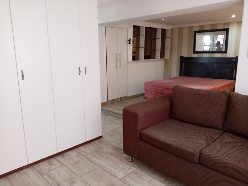 Stunning semi furnished flatlet to rent in South Crest - Photo 6