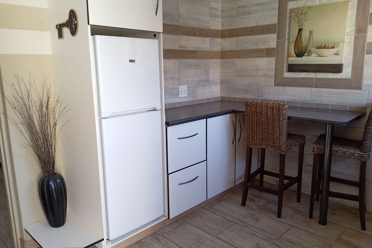 Stunning semi furnished flatlet to rent in South Crest - Photo 2