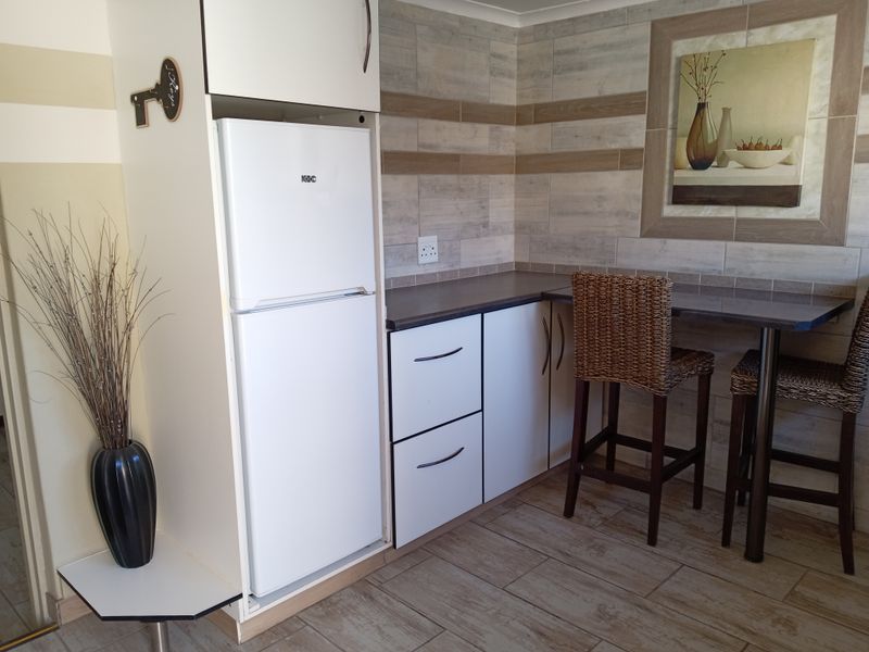 Stunning semi furnished flatlet to rent in South Crest - Photo 2