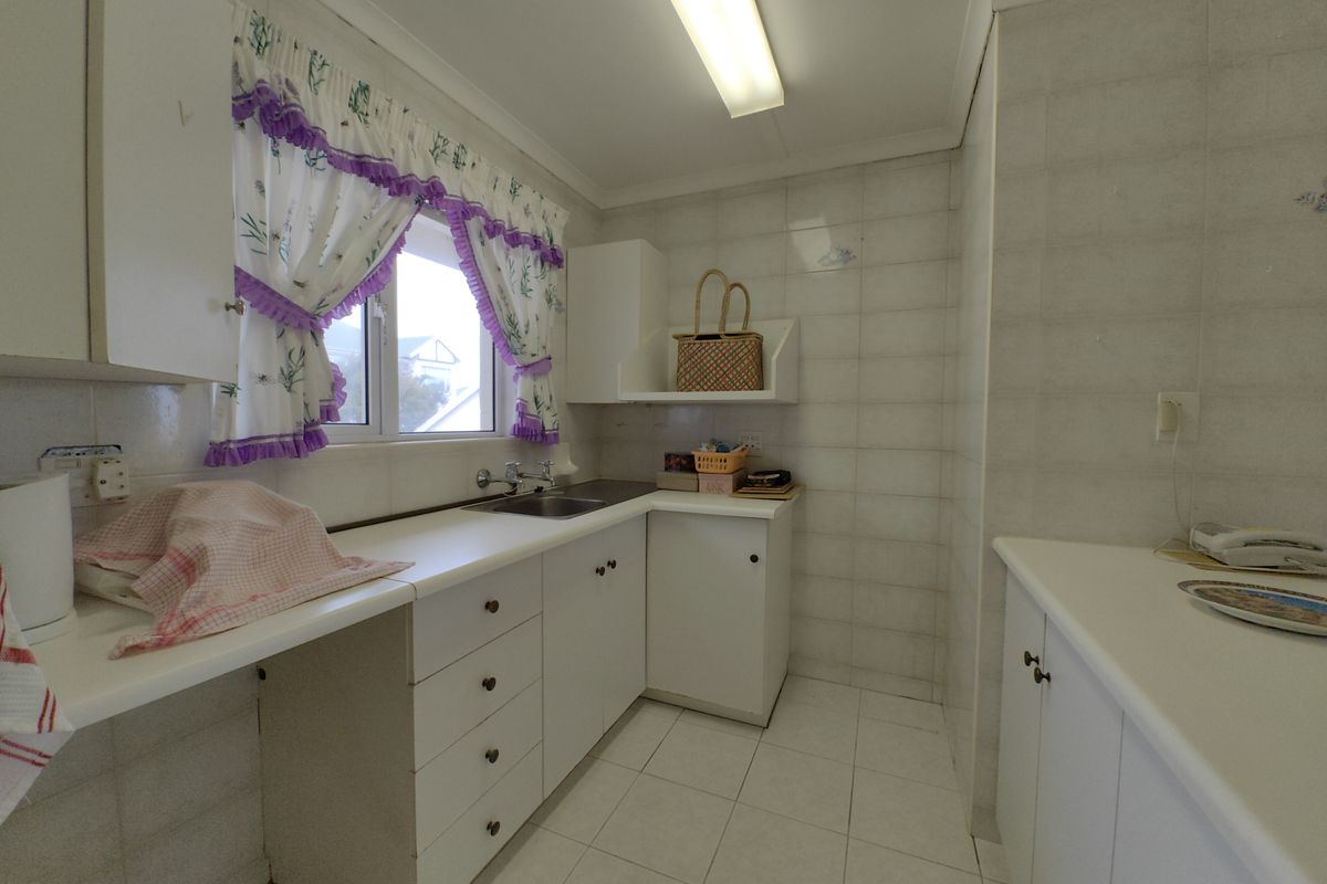 Lovely corner flat in central Retirement complex with distant sea view - Photo 2