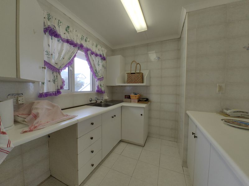 Lovely corner flat in central Retirement complex with distant sea view - Photo 2