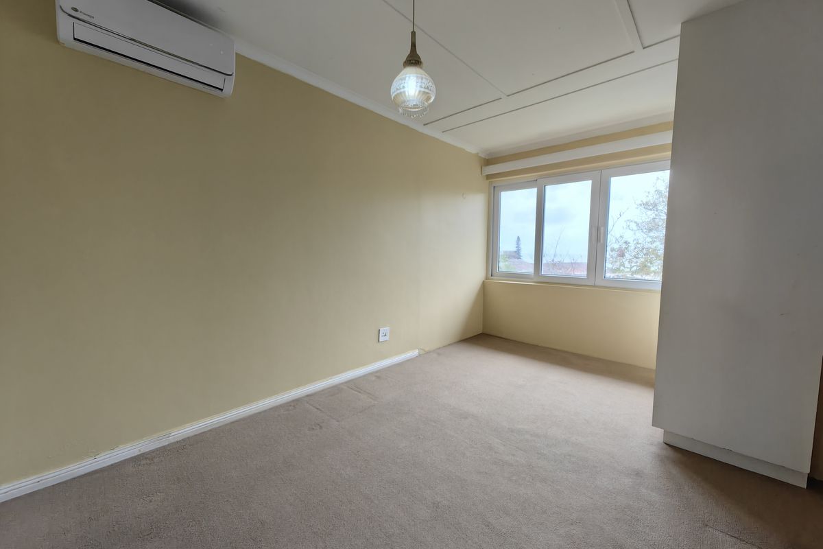Lovely corner flat in central Retirement complex with distant sea view - Photo 5
