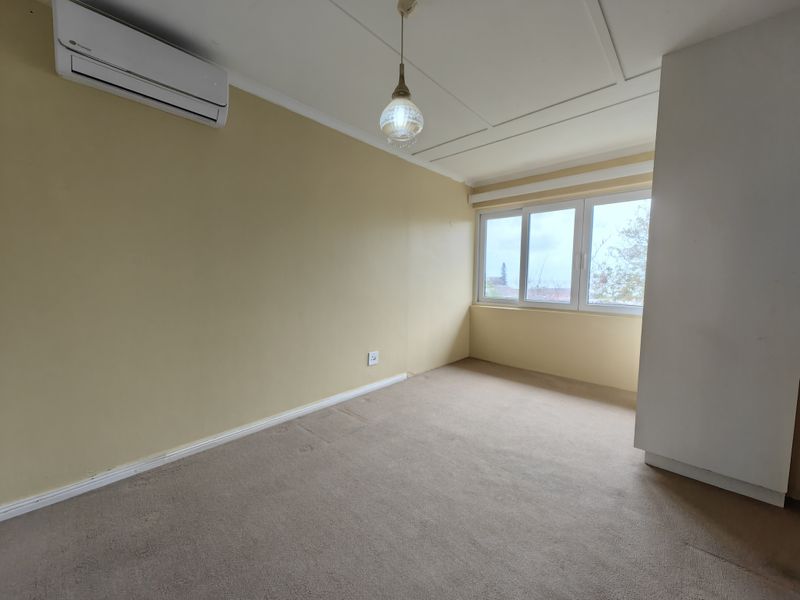 Lovely corner flat in central Retirement complex with distant sea view - Photo 5