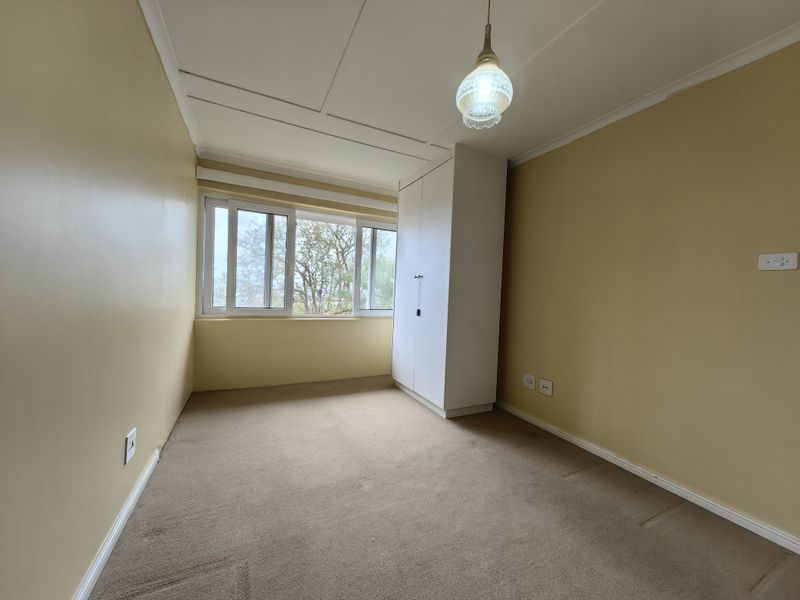 Lovely corner flat in central Retirement complex with distant sea view - Photo 7