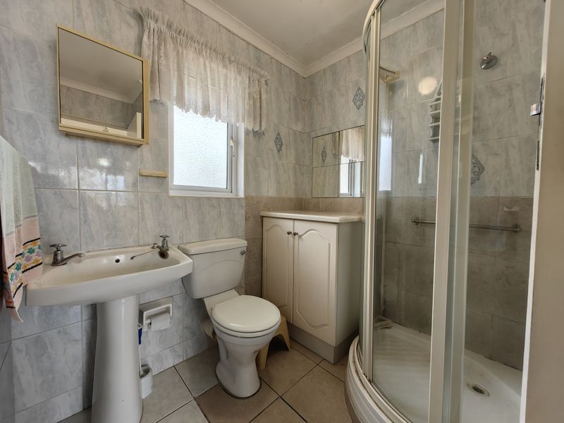 Lovely corner flat in central Retirement complex with distant sea view - Photo 6