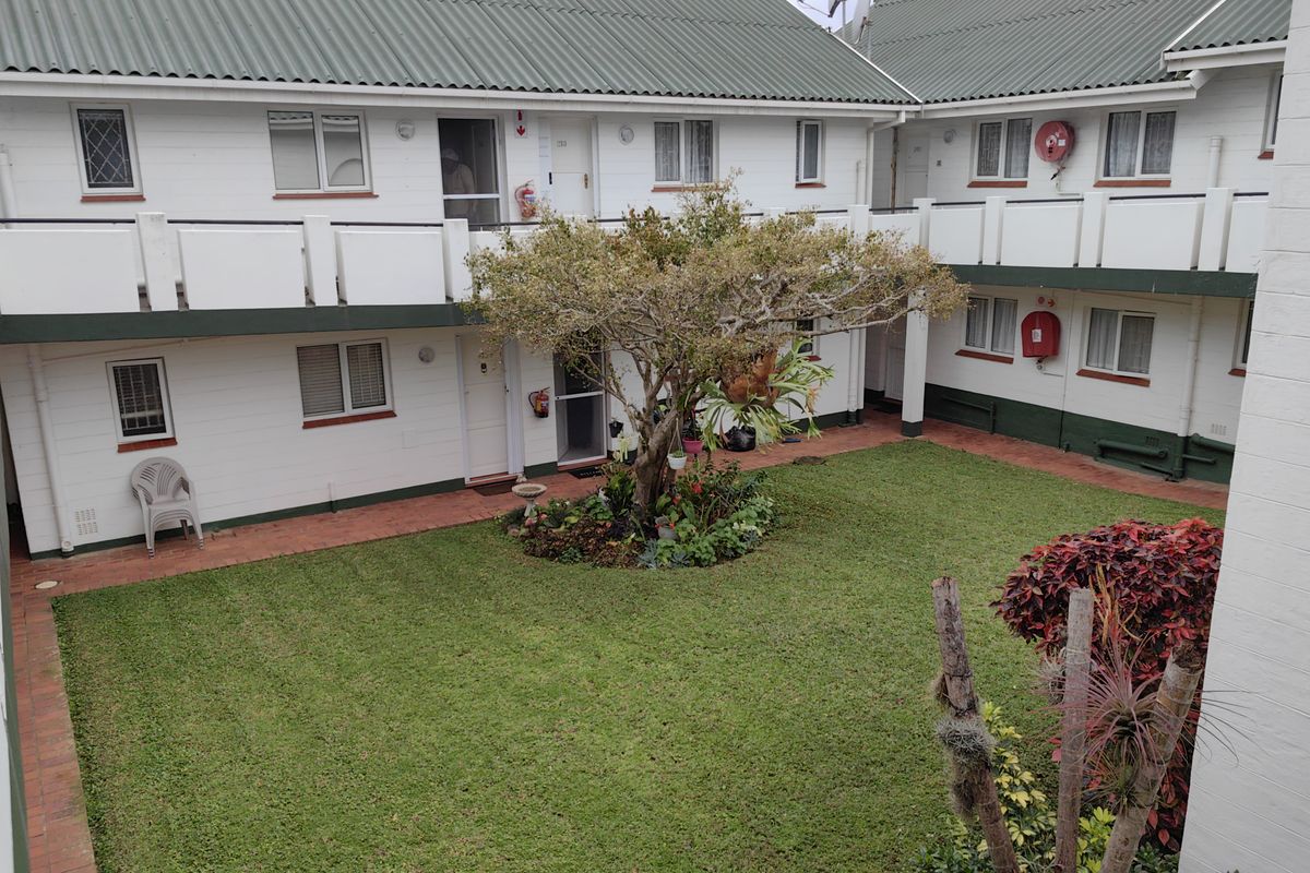 Lovely corner flat in central Retirement complex with distant sea view - Photo 3