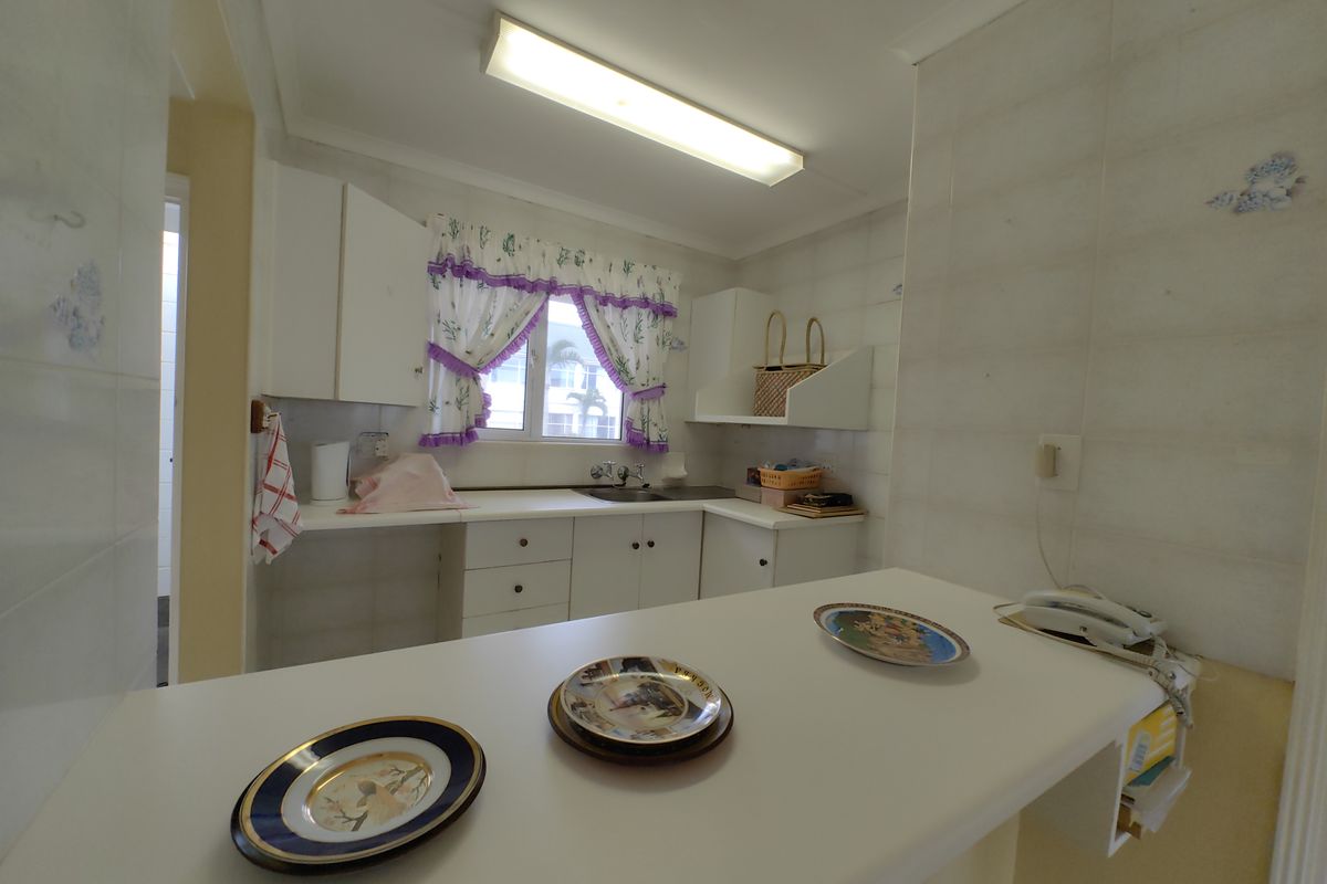 Lovely corner flat in central Retirement complex with distant sea view - Photo 4