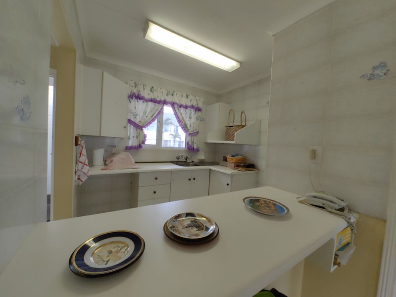 Lovely corner flat in central Retirement complex with distant sea view - Photo 4