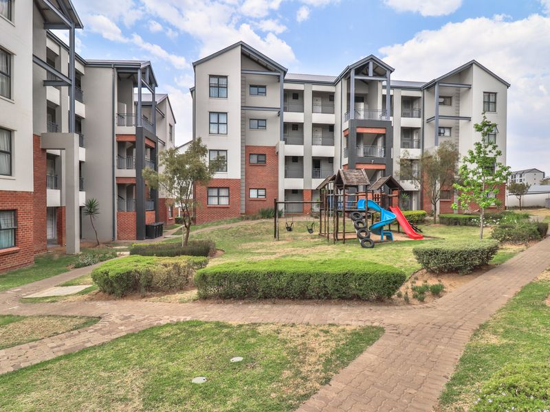 Stunning apartment for sale in Erand Gardens, Midrand—ideal for modern living and comfort! - Photo 2