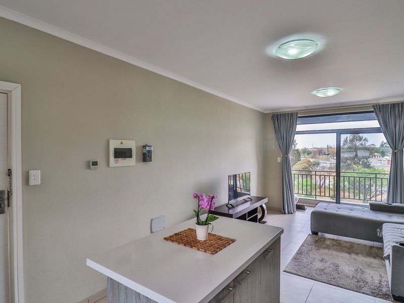 Stunning apartment for sale in Erand Gardens, Midrand—ideal for modern living and comfort! - Photo 5