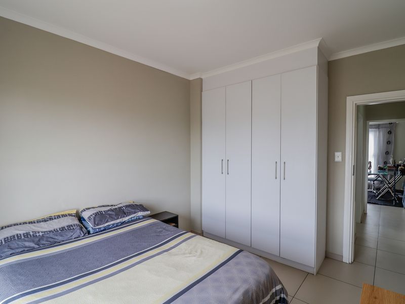 Stunning apartment for sale in Erand Gardens, Midrand—ideal for modern living and comfort! - Photo 9