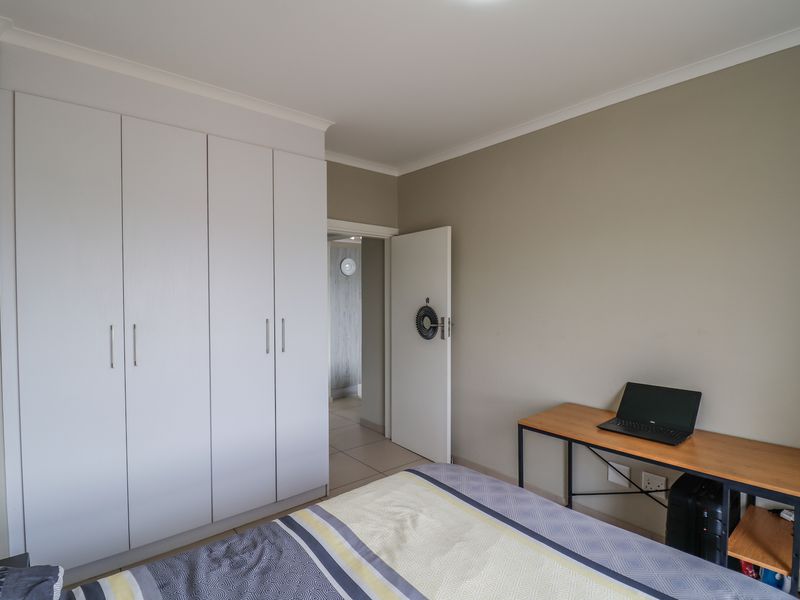 Stunning apartment for sale in Erand Gardens, Midrand—ideal for modern living and comfort! - Photo 10
