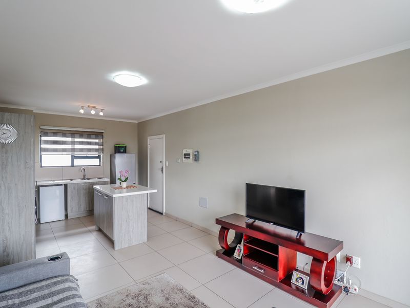 Stunning apartment for sale in Erand Gardens, Midrand—ideal for modern living and comfort! - Photo 7