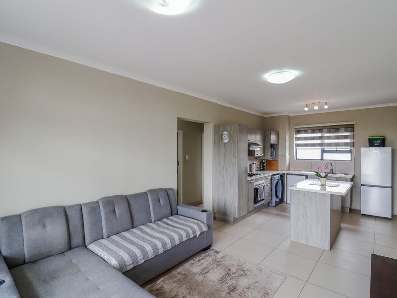 Stunning apartment for sale in Erand Gardens, Midrand—ideal for modern living and comfort! - Photo 6