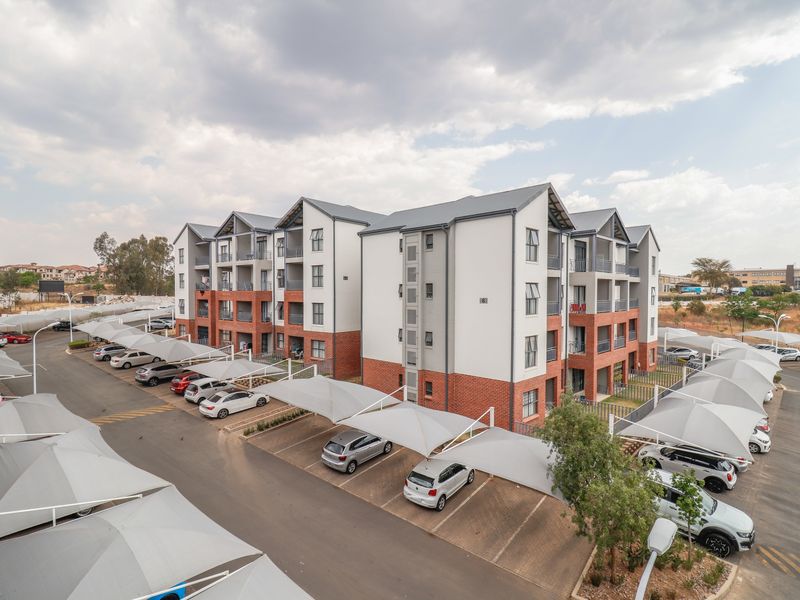 Stunning apartment for sale in Erand Gardens, Midrand—ideal for modern living and comfort! - Photo 3