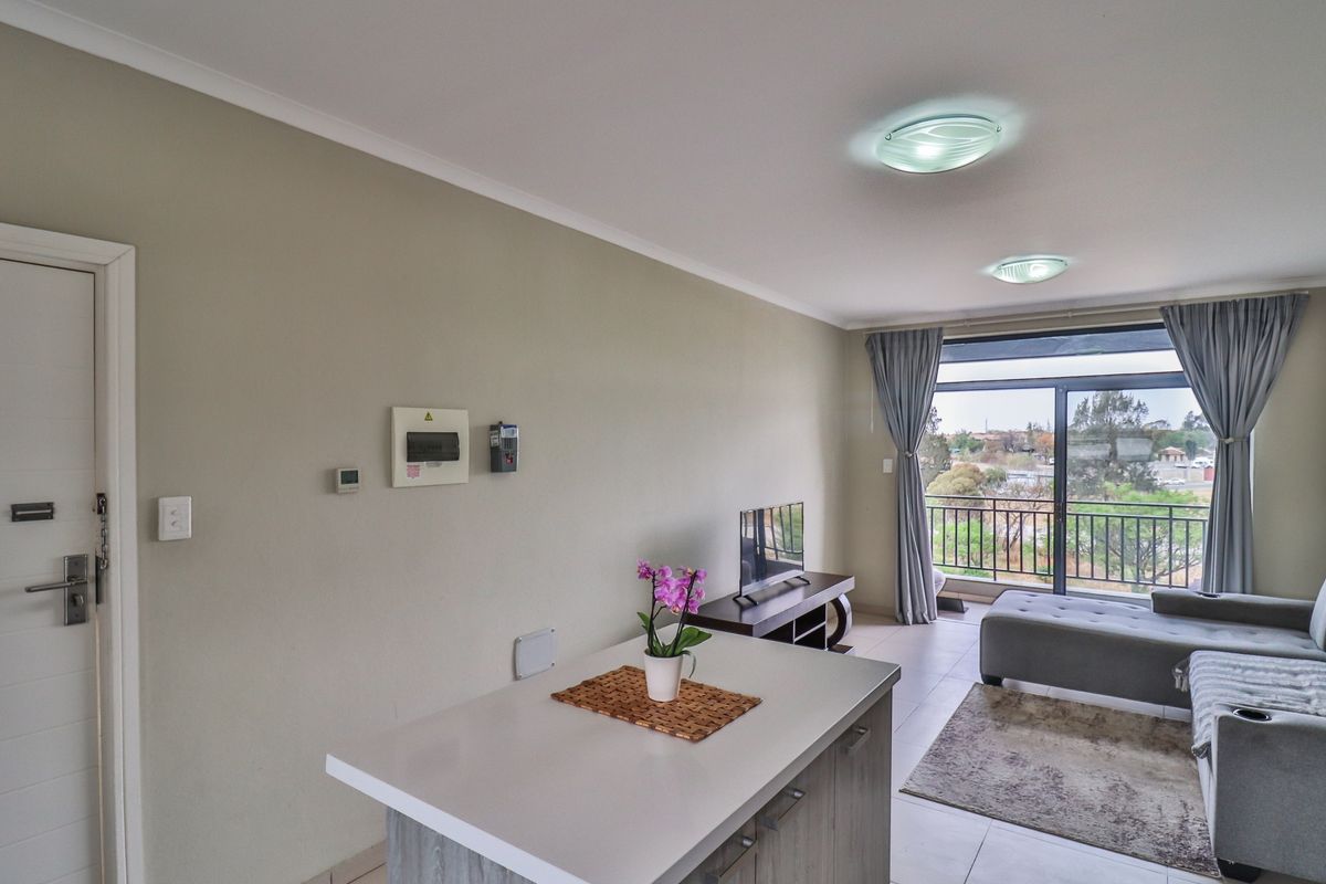 Stunning apartment for sale in Erand Gardens, Midrand—ideal for modern living and comfort! - Photo 5