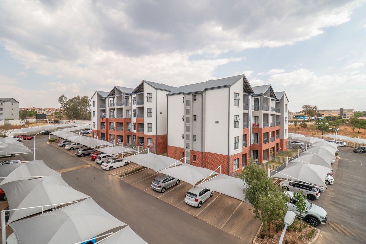 Stunning apartment for sale in Erand Gardens, Midrand—ideal for modern living and comfort! - Photo 3