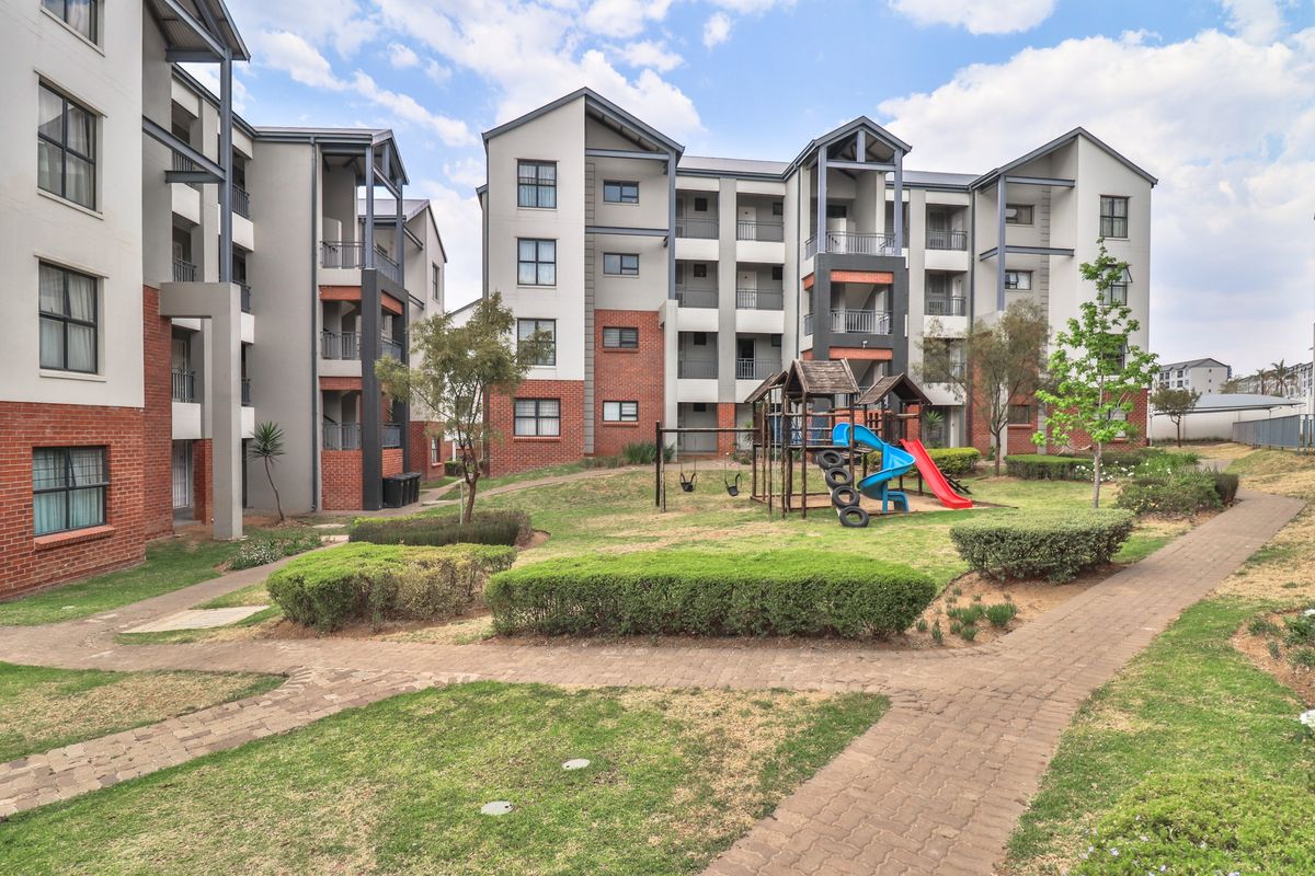 Stunning apartment for sale in Erand Gardens, Midrand—ideal for modern living and comfort! - Photo 2