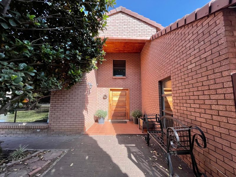 Four bedroom home in the HEART OF THE GREEN AREA - Photo 2