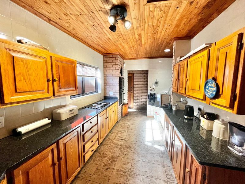 Four bedroom home in the HEART OF THE GREEN AREA - Photo 10