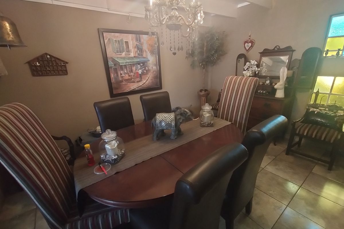 Charming house in Florauna, Pretoria—ideal for families, with spacious yard and prime location! - Photo 3