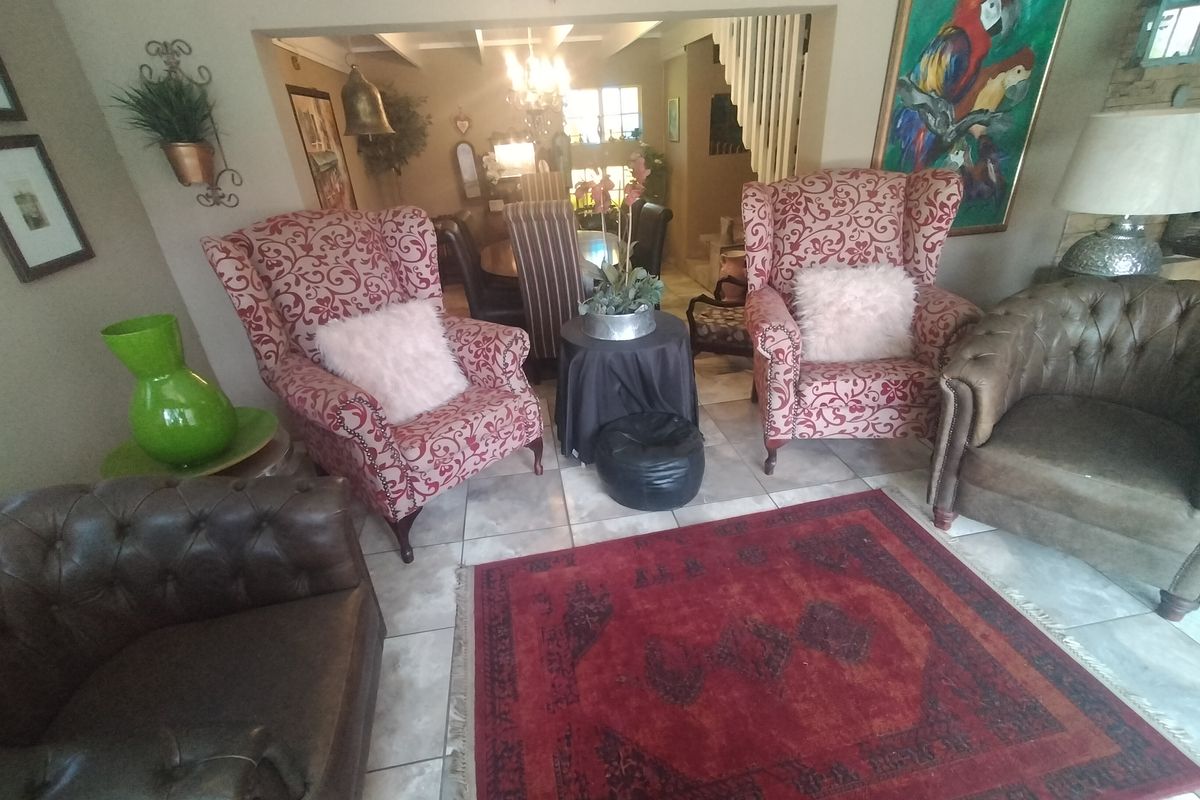 Charming house in Florauna, Pretoria—ideal for families, with spacious yard and prime location! - Photo 4