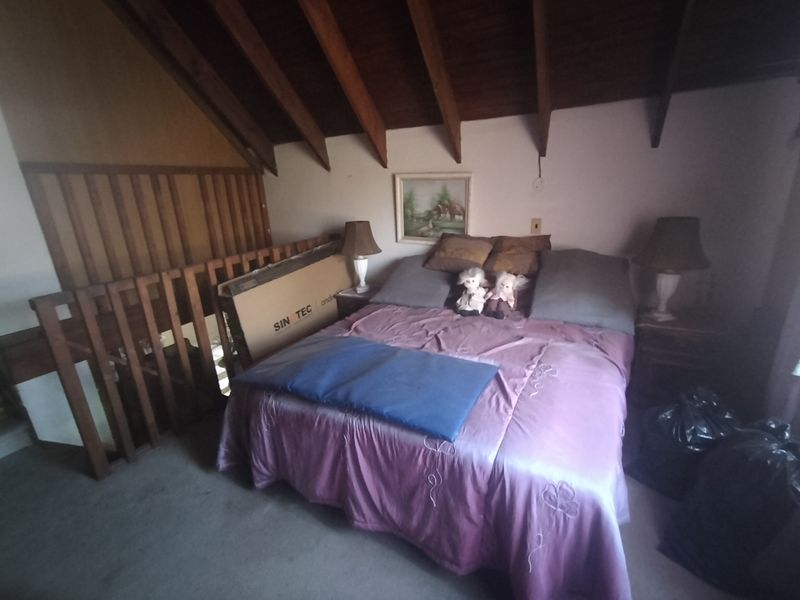 Charming house in Florauna, Pretoria—ideal for families, with spacious yard and prime location! - Photo 9