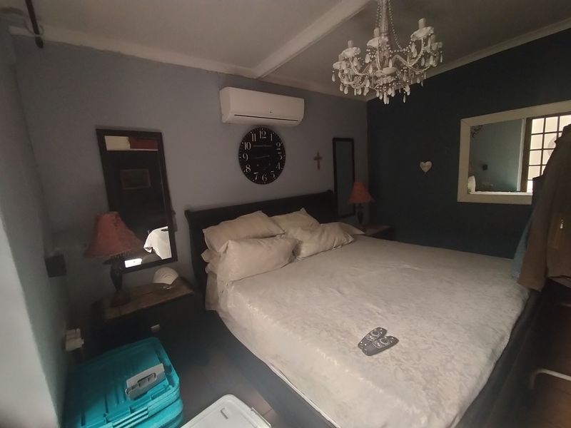 Charming house in Florauna, Pretoria—ideal for families, with spacious yard and prime location! - Photo 8