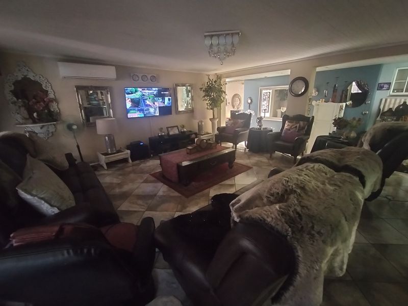 Charming house in Florauna, Pretoria—ideal for families, with spacious yard and prime location! - Photo 7