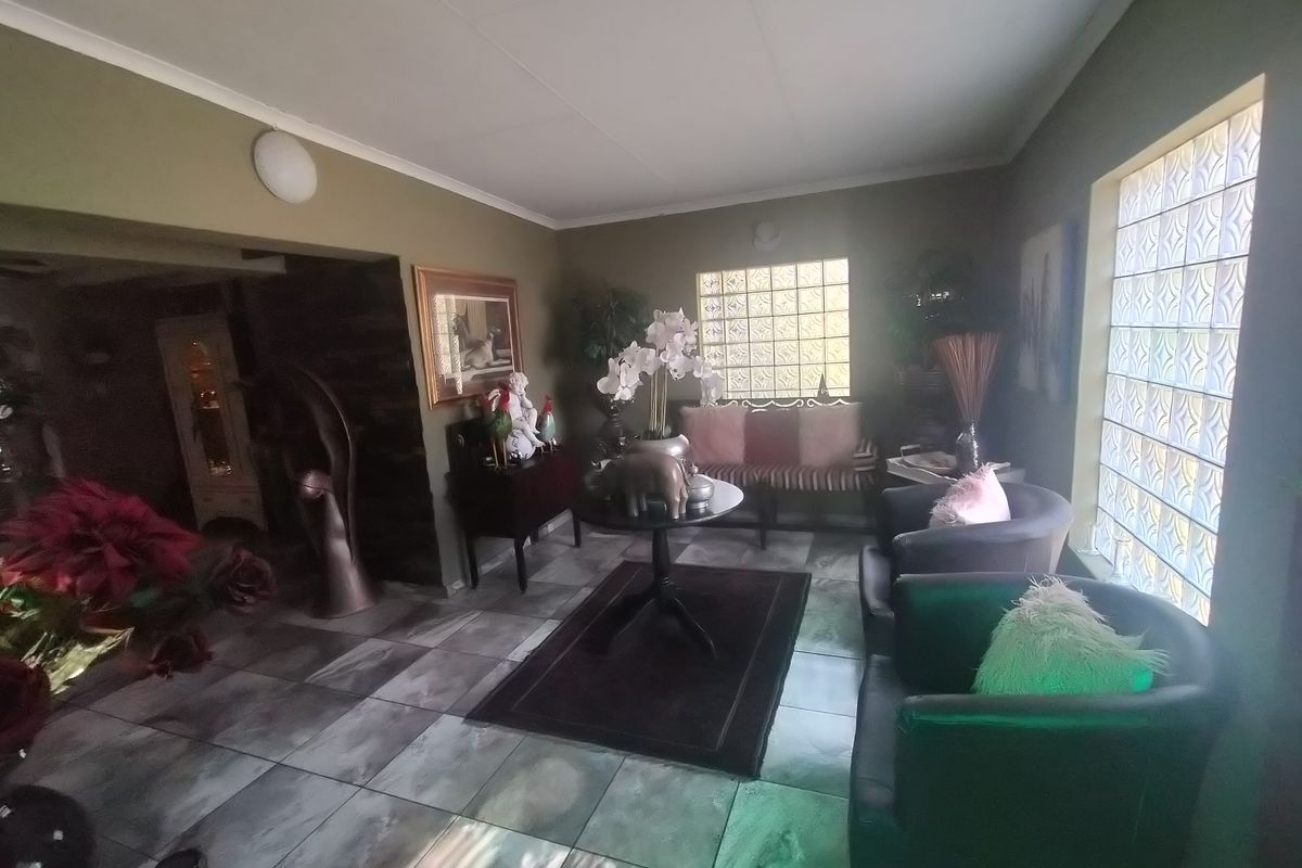 Charming house in Florauna, Pretoria—ideal for families, with spacious yard and prime location! - Photo 2