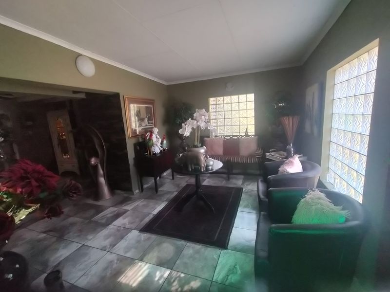 Charming house in Florauna, Pretoria—ideal for families, with spacious yard and prime location! - Photo 2