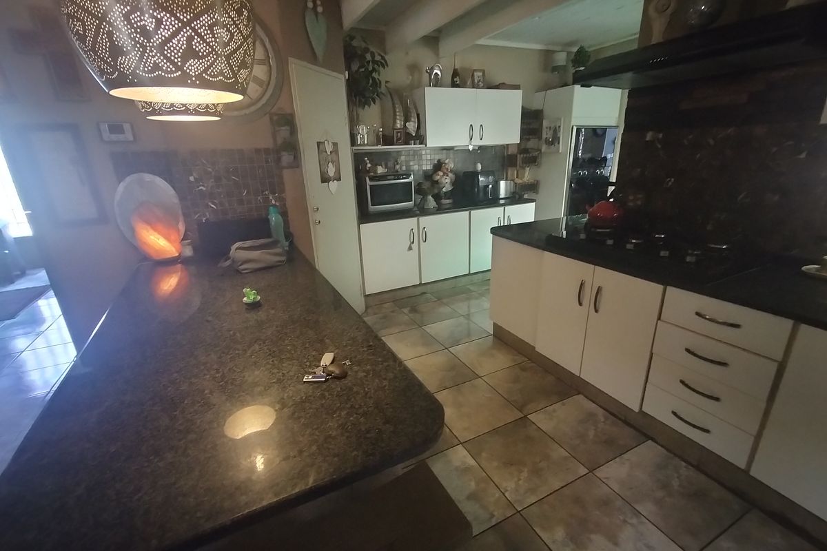 Charming house in Florauna, Pretoria—ideal for families, with spacious yard and prime location! - Photo 5
