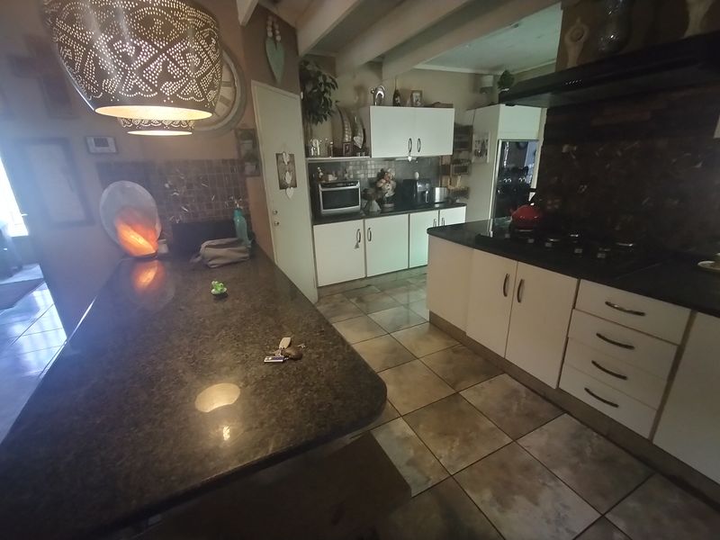 Charming house in Florauna, Pretoria—ideal for families, with spacious yard and prime location! - Photo 5