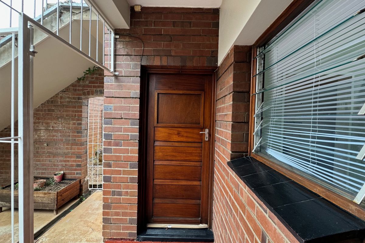 Beautiful Newly Painted One Bedroom Ground Floor Flat to Rent - Photo 2