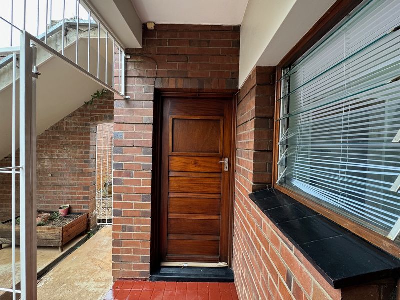 Beautiful Newly Painted One Bedroom Ground Floor Flat to Rent - Photo 2