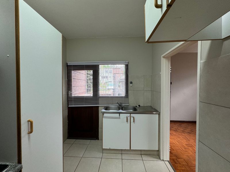 Beautiful Newly Painted One Bedroom Ground Floor Flat to Rent - Photo 9