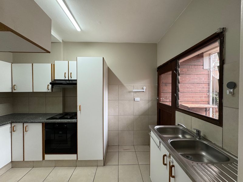 Beautiful Newly Painted One Bedroom Ground Floor Flat to Rent - Photo 8