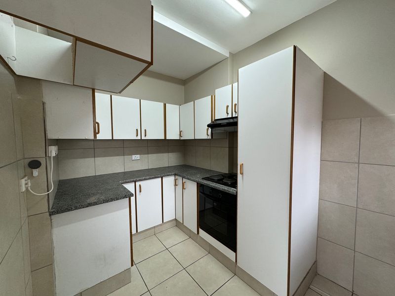 Beautiful Newly Painted One Bedroom Ground Floor Flat to Rent - Photo 7