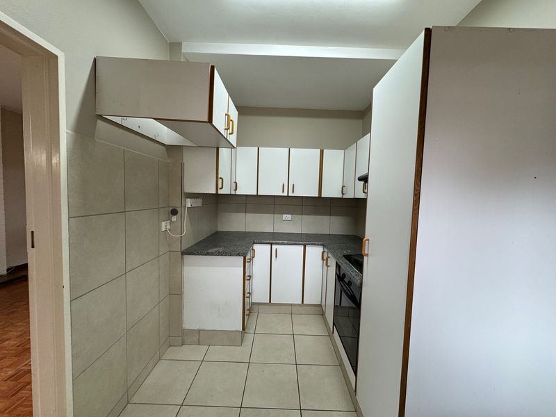 Beautiful Newly Painted One Bedroom Ground Floor Flat to Rent - Photo 6
