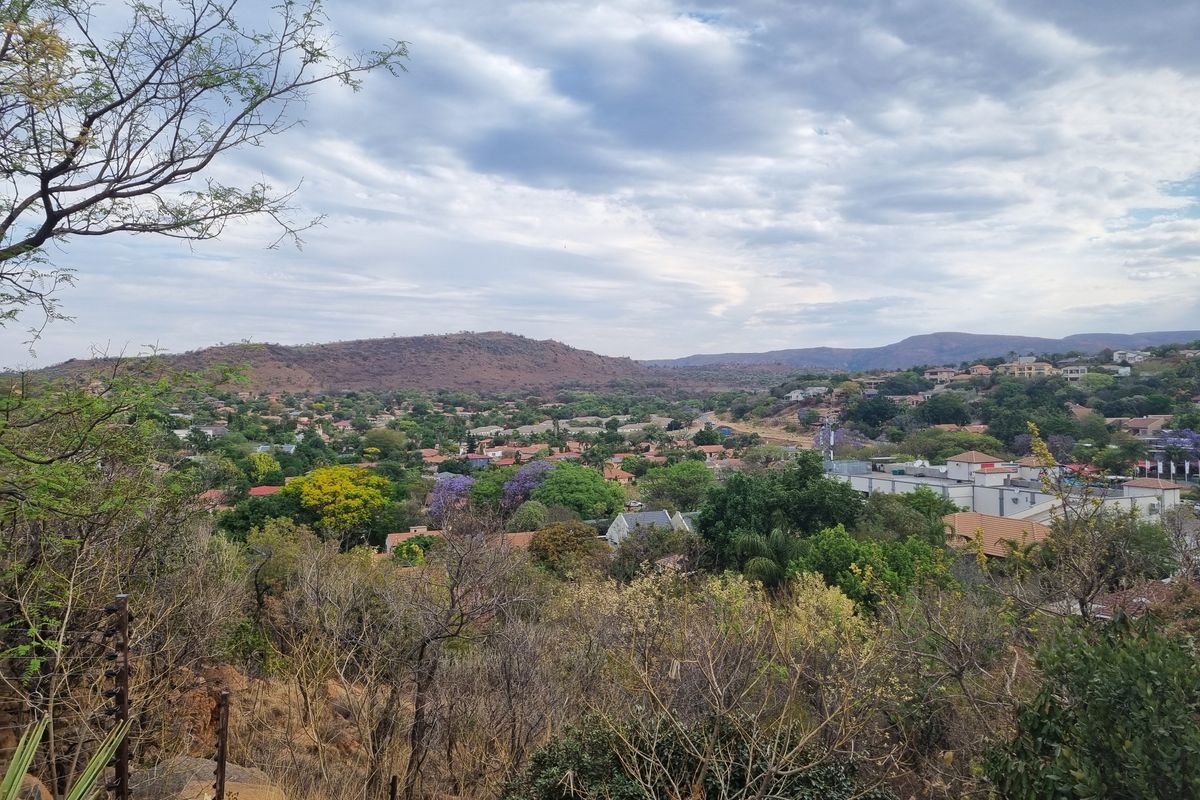 Cashan! - Prime vacant stand  with Stunning Views of Town and Mountains - Photo 3