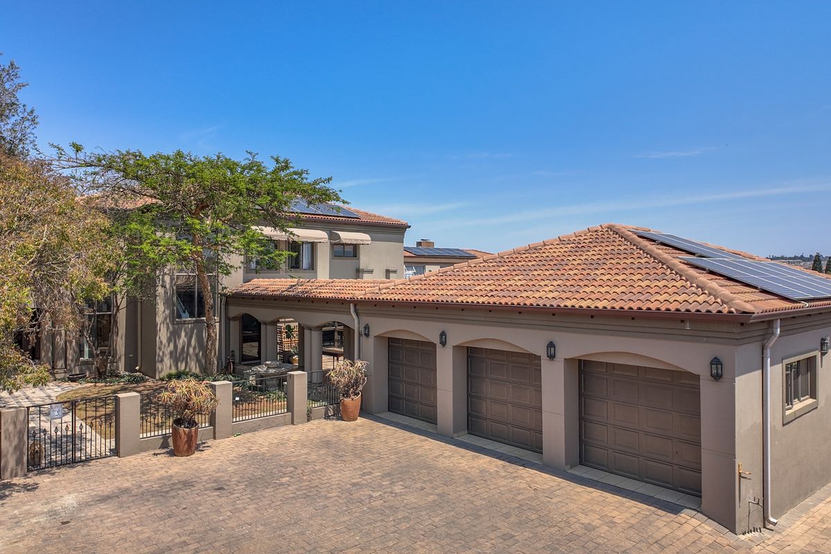 Stunning bedroom for sale in Blue Valley Golf Estate, Centurion—luxury living meets serene landscape - Photo 2