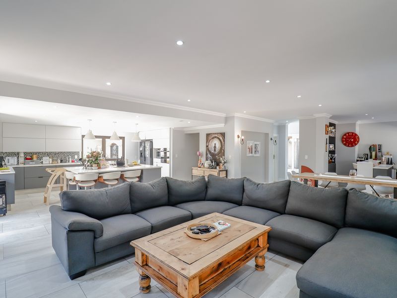 Stunning bedroom for sale in Blue Valley Golf Estate, Centurion—luxury living meets serene landscape - Photo 5