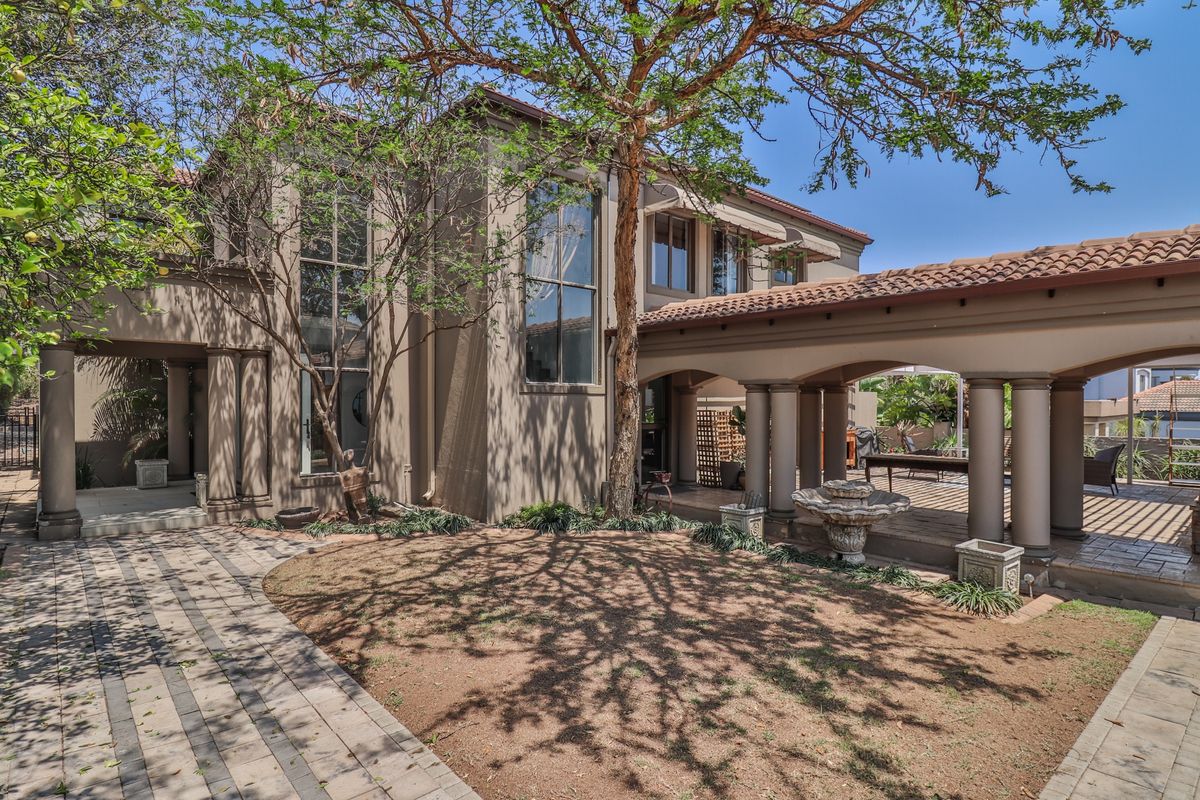 Stunning bedroom for sale in Blue Valley Golf Estate, Centurion—luxury living meets serene landscape - Photo 3