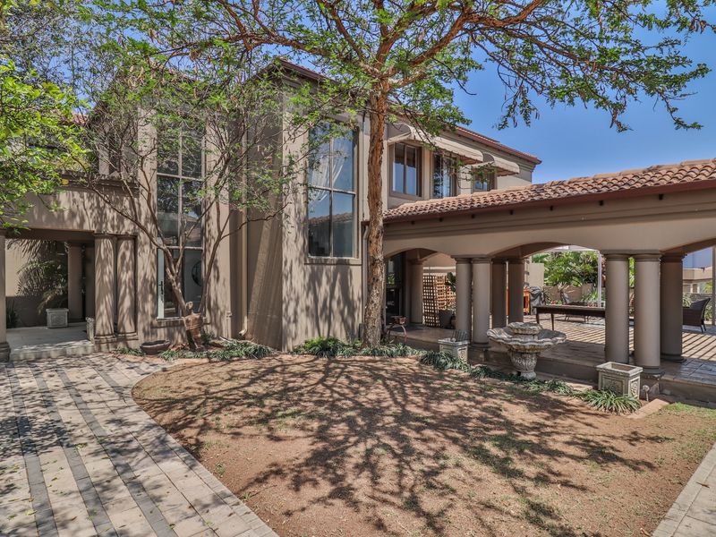 Stunning bedroom for sale in Blue Valley Golf Estate, Centurion—luxury living meets serene landscape - Photo 3