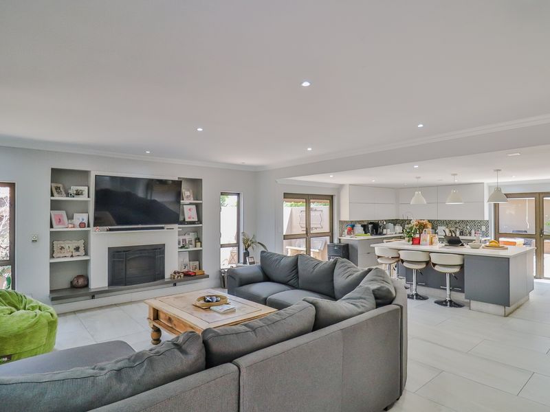Stunning bedroom for sale in Blue Valley Golf Estate, Centurion—luxury living meets serene landscape - Photo 9