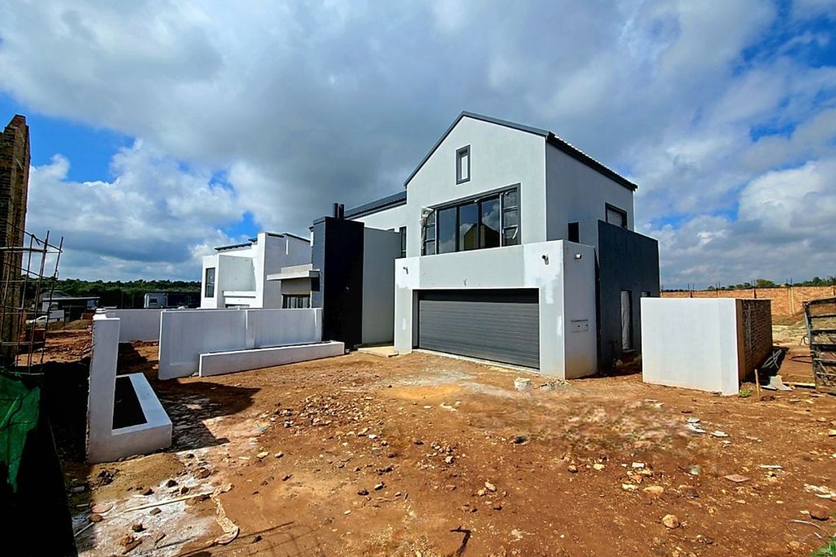 Exquisite Double-Story Home in Fountainbrook Estate with Staff Accommodation - Photo 2